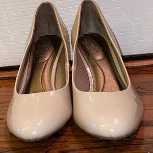 Ladies tan pumps